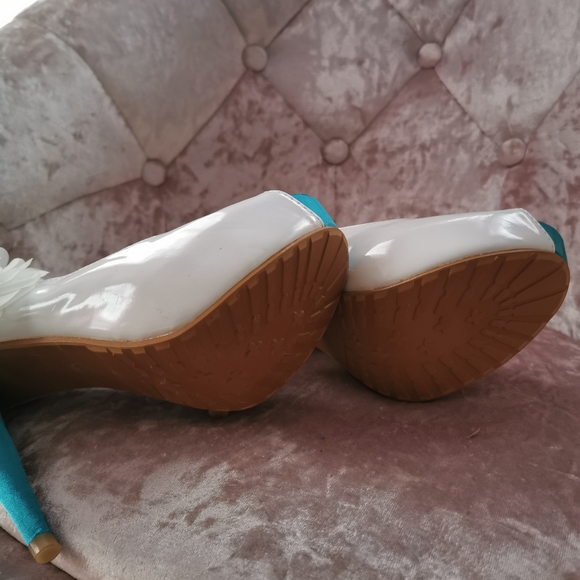 Heels - Picture 4 of 4